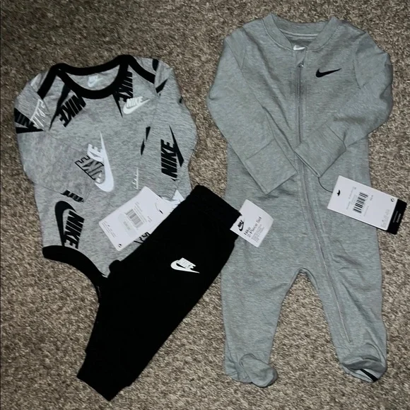 Nike Gray and Black Bodysuit Set for Infants - Picture 1 of 2
